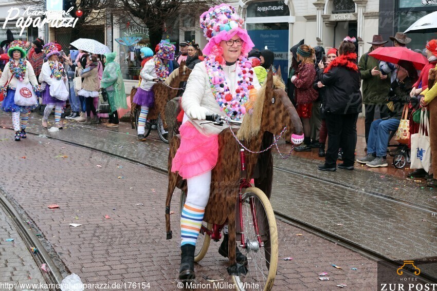 Beueler Weiberfastnachtszug 2024 Fotonr 176154 Fotografmarion Müller White Karneval 